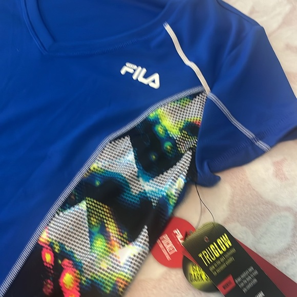 ☀️ 3 / $15 Sale☀️ Fila Spot Running Top *Glows, Pocket - Picture 2 of 10